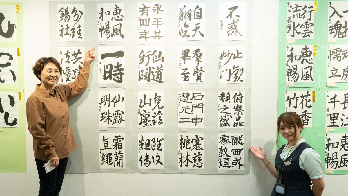 特選を受賞した関光電設の橋本（写真左）とヤブシタ受発注課の門谷（写真右）