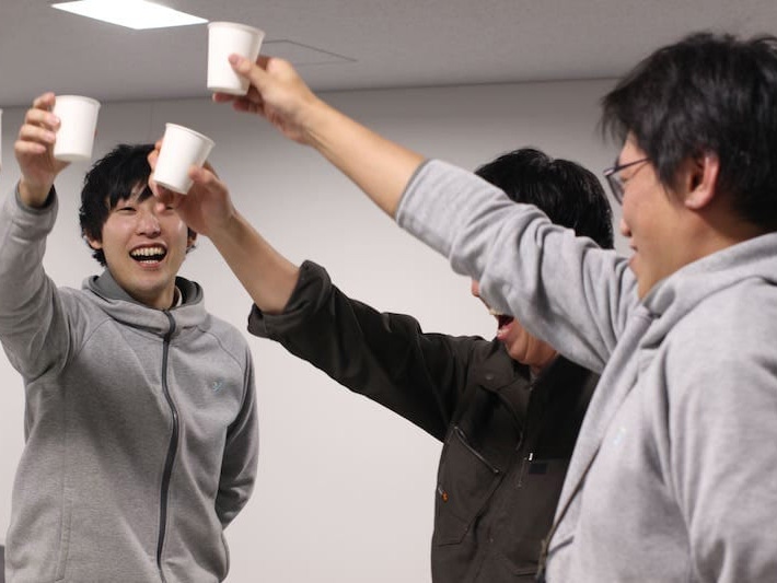 乾杯している男性